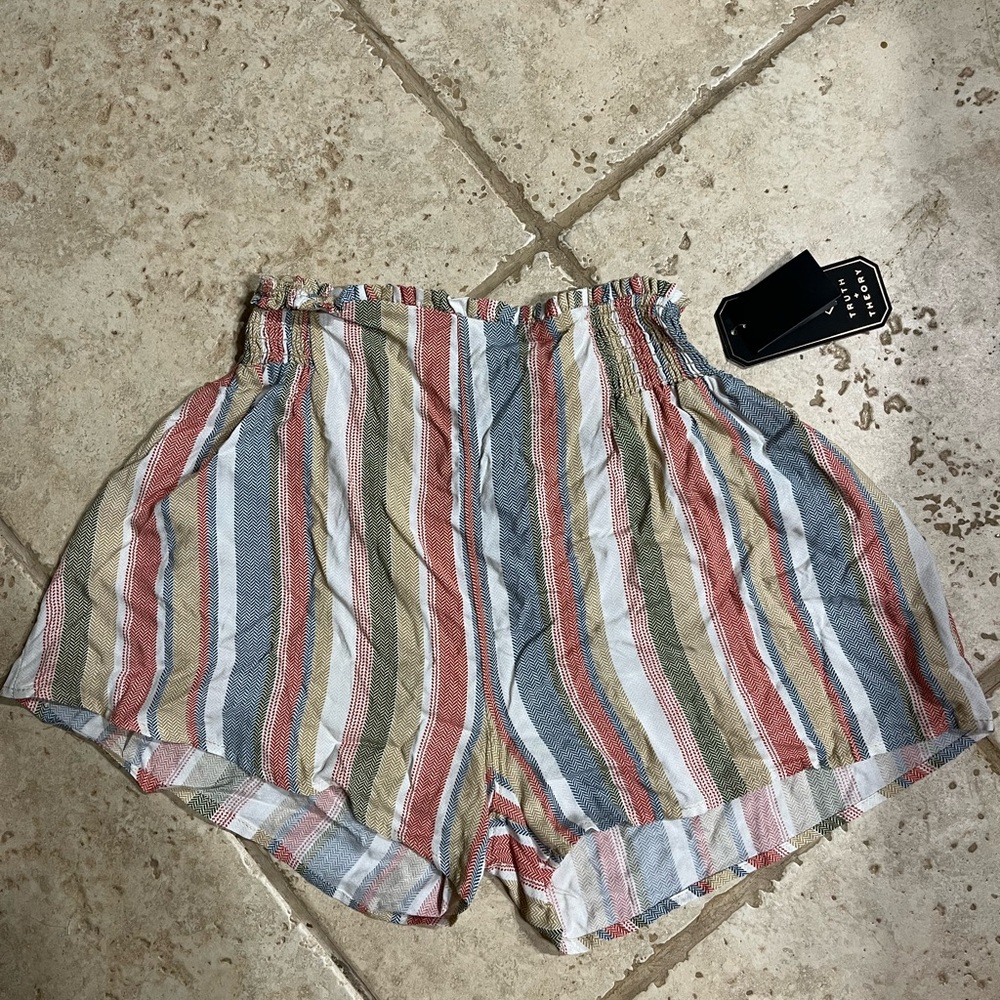 Truth + Theory NWT women’s shorts, size medium - C